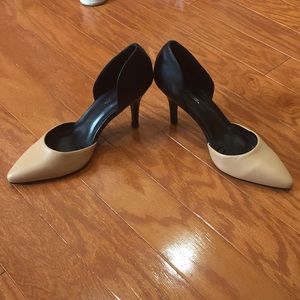 Two tone pointed pumps